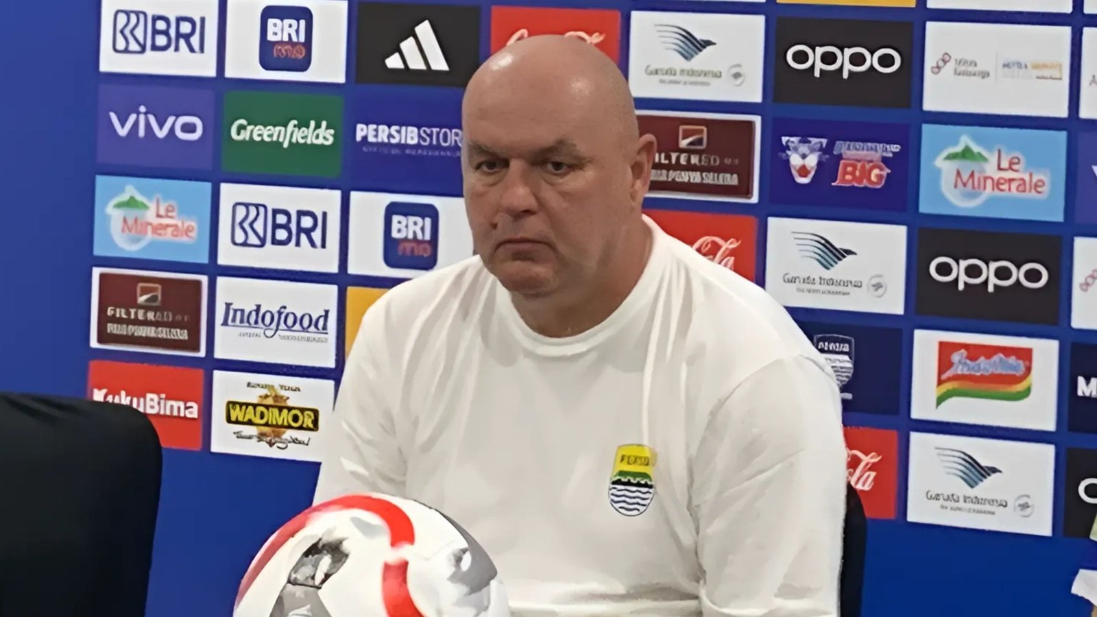 Bojan Hodak Ungkap Alasan Absennya Adam Przybek di Laga Persib Vs Semen Padang